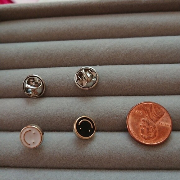 Black and white happy face brooch/pins - Picture 2 of 5